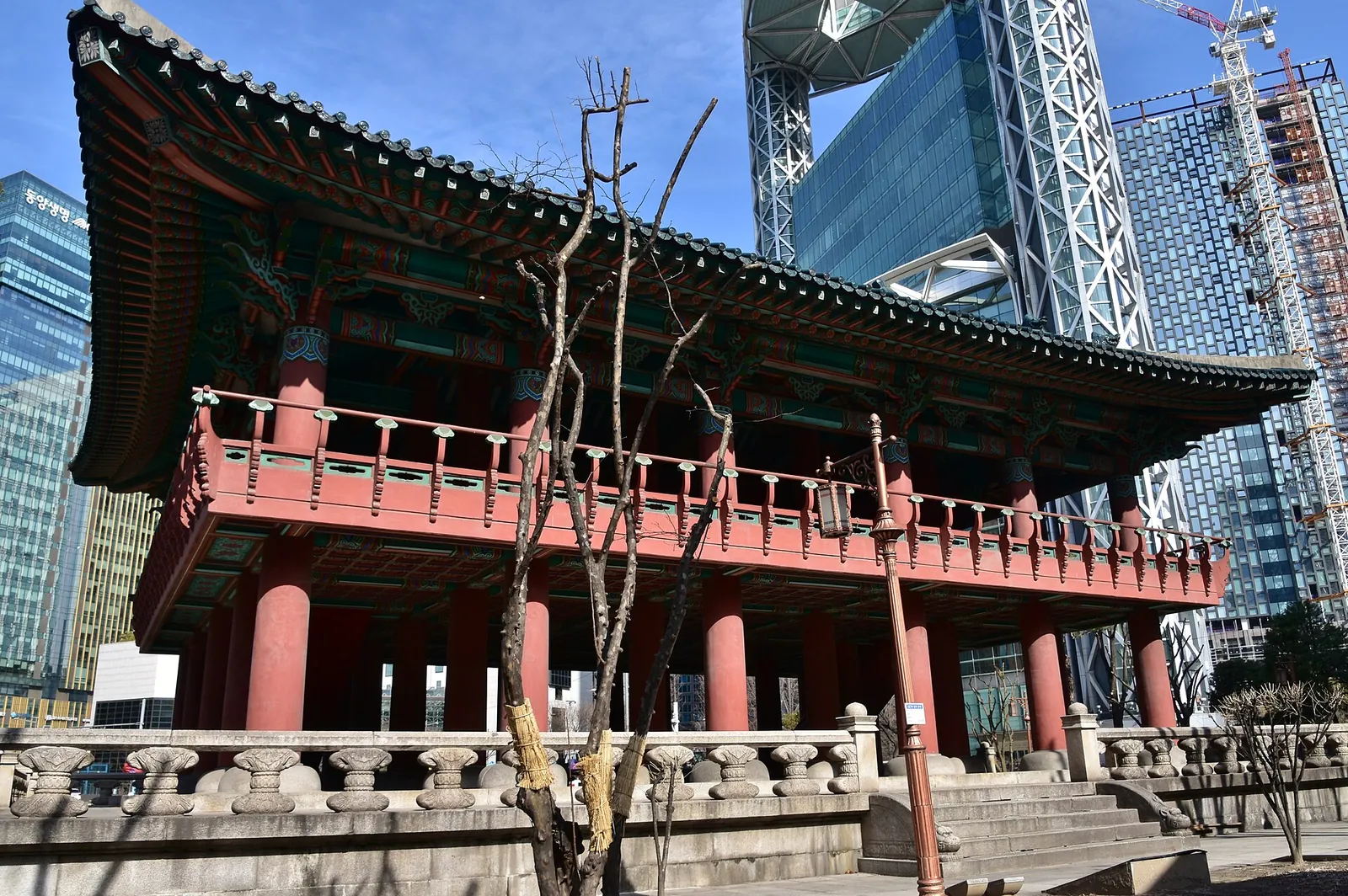 서울 종로의 보신각 종루와 그 뒤로 이어지는 도심 빌딩